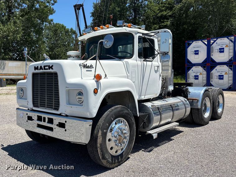 1982 Mack R686ST semi truck - ER3120