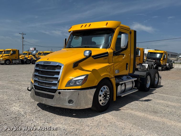 2023 Freightliner Cascadia 126 semi truck - ET6426