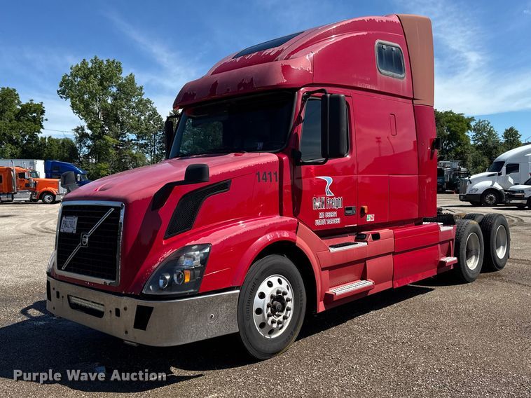 2006 Volvo VNL semi truck - FB5728