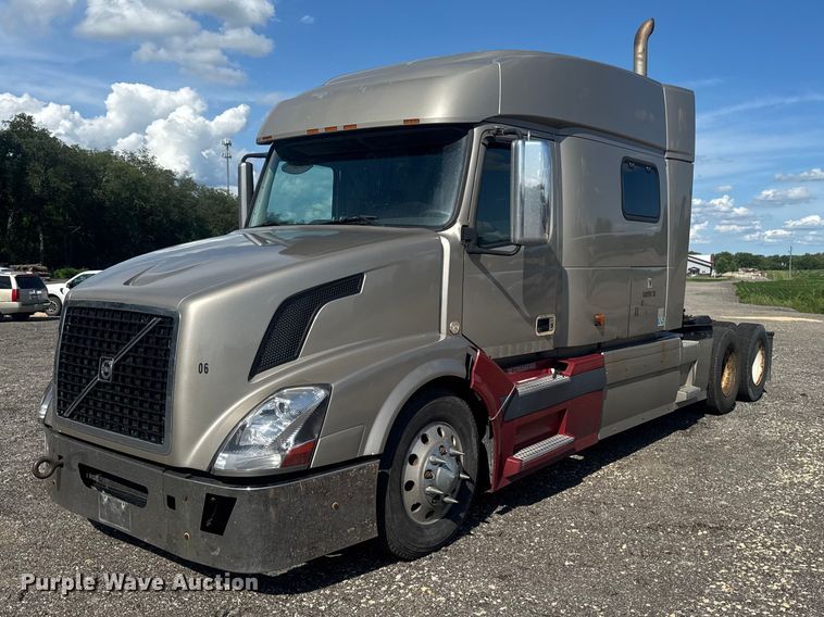2007 Volvo VN semi truck - FB5733