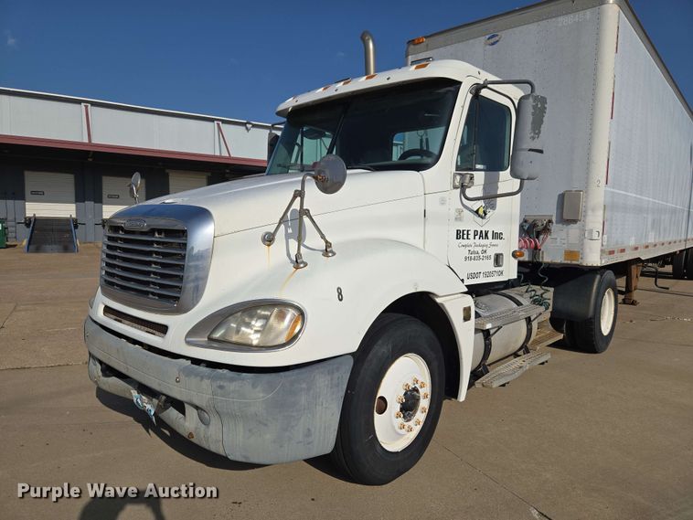 2003 Freightliner Columbia semi truck - FC0984