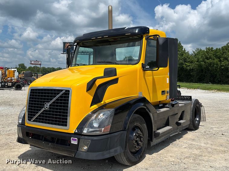 2015 Volvo VNL semi truck - FC1744