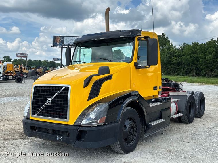 2016 Volvo VNL semi truck - FC1823