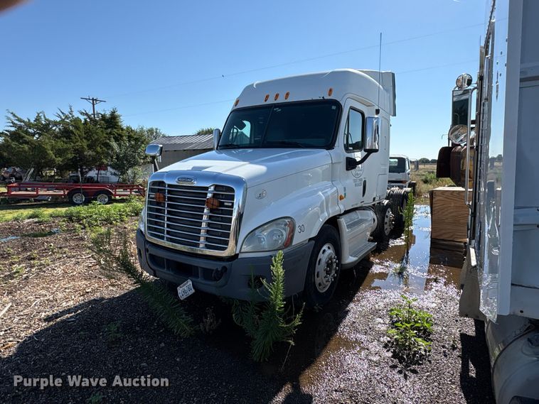 2009 Freightliner Cascadia semi truck - FC2498