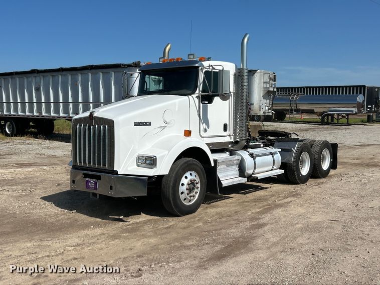 2015 Kenworth T800 semi truck - FC2843