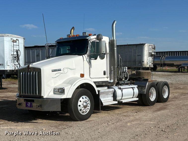 2014 Kenworth T800 semi truck - FC2844