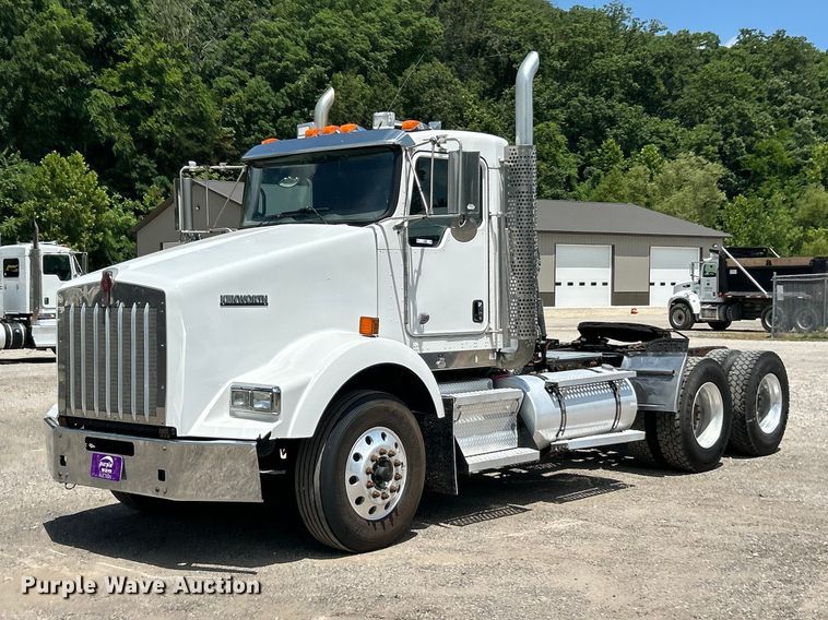 2014 Kenworth T800 semi truck - FC2845