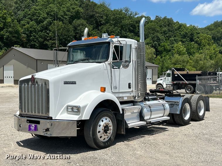 2014 Kenworth T800 semi truck - FC2846