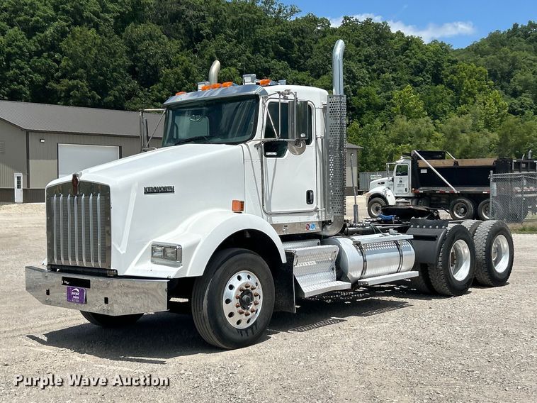 2015 Kenworth T800 semi truck - FC2847