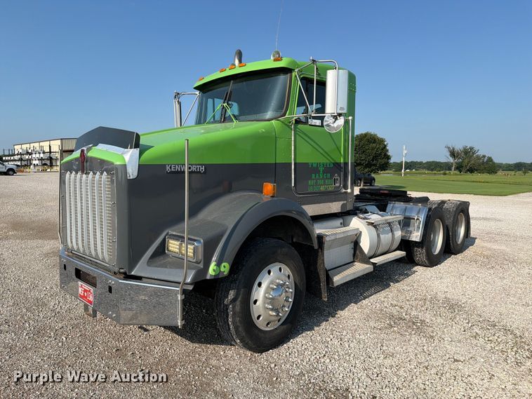 2002 Kenworth T800 semi truck - FI0271