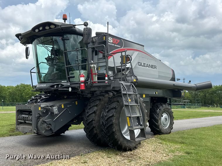 2019 Gleaner S97 Super Series combine - NA9458