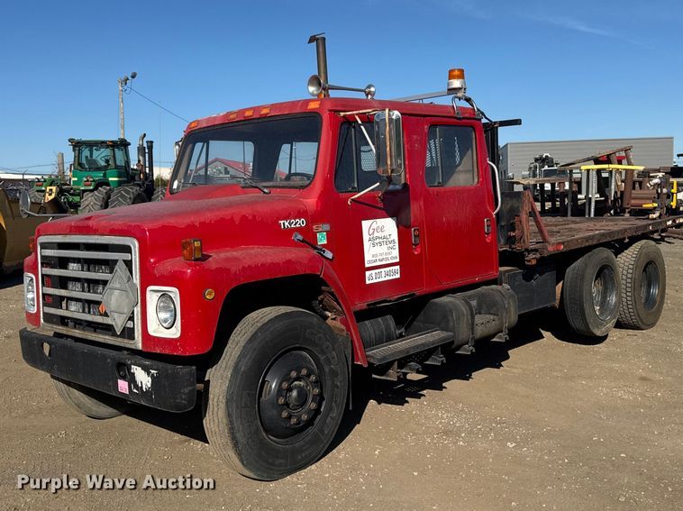 1988 International 1954 Crew Cab flatbed truck - OE9570