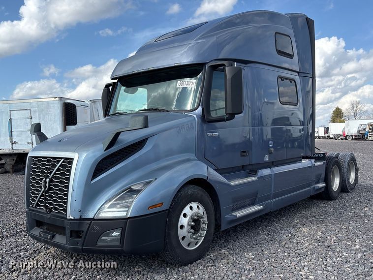 2020 Volvo VNL semi truck - YA1435
