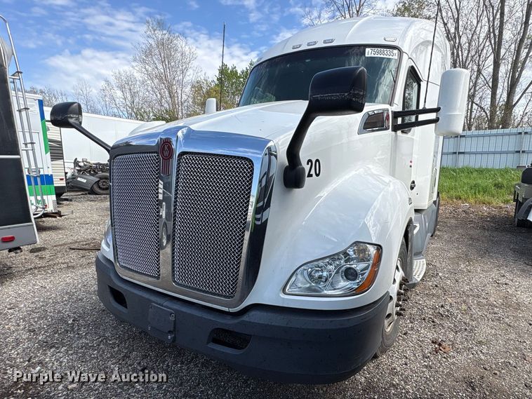 2020 Kenworth T680 semi truck - YA2207