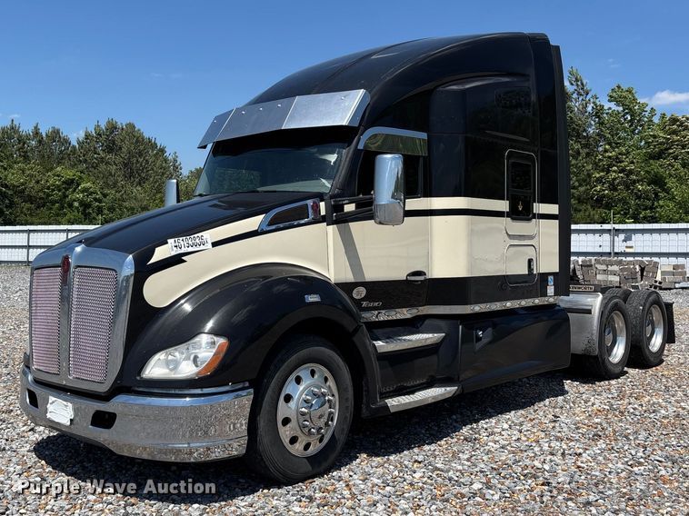 2019 Kenworth T680 semi truck - YA2855
