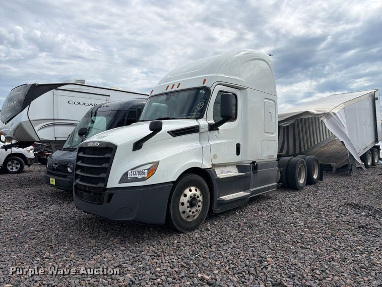 2020 Freightliner Cascadia semi truck - YA3382