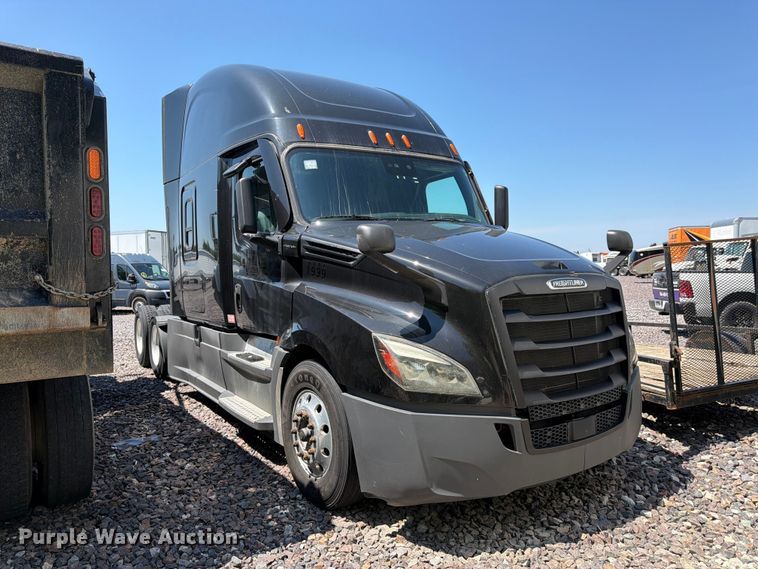 2021 Freightliner Cascadia semi truck - YA3867