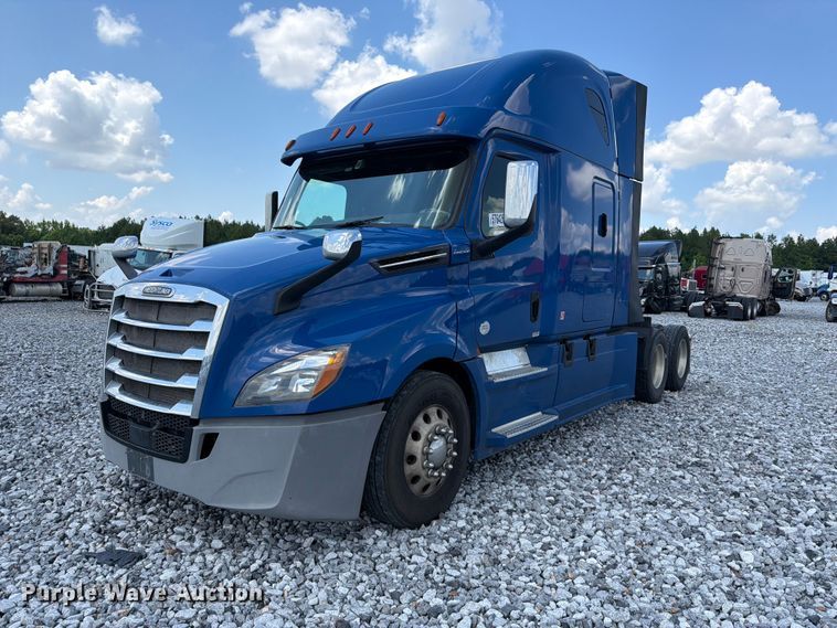 2018 Freightliner Cascadia semi truck - YA3891