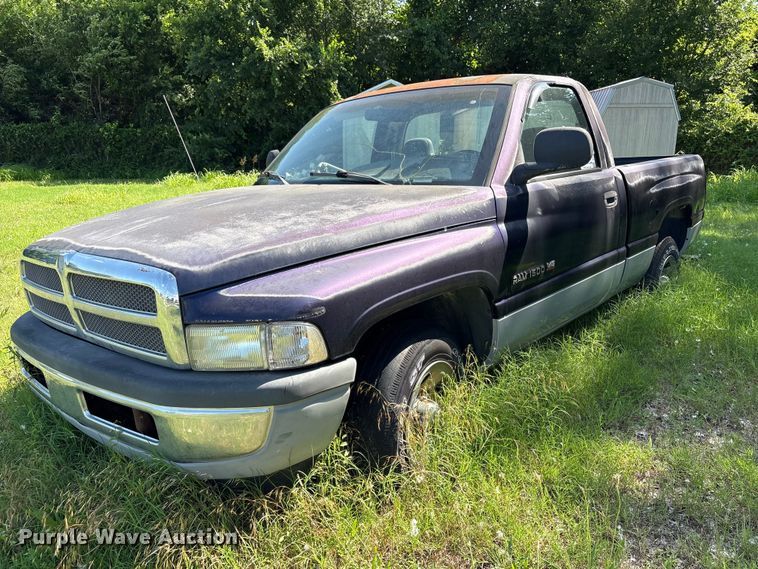 1999 Dodge Ram 1500 pickup truck - DJ7873