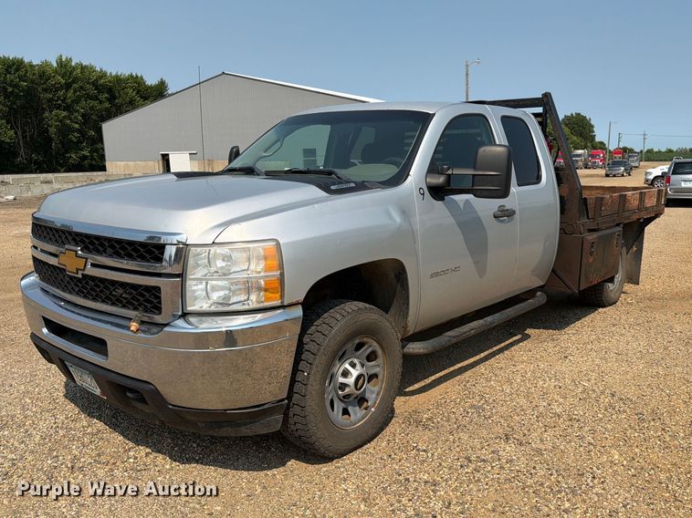 2012 Chevrolet Silverado 3500HD Ext. Cab flatbed pickup truck - DQ7940