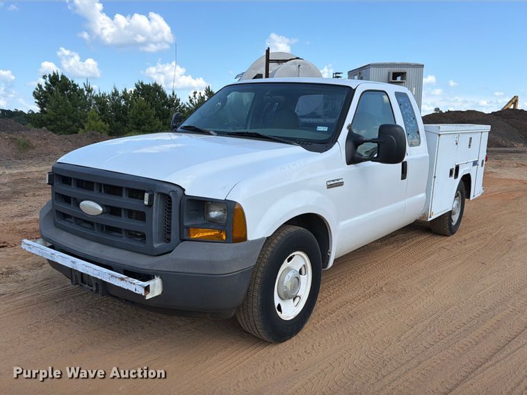 2005 Ford F250 Super Duty Ext. Cab utility bed pickup truck - ED5360