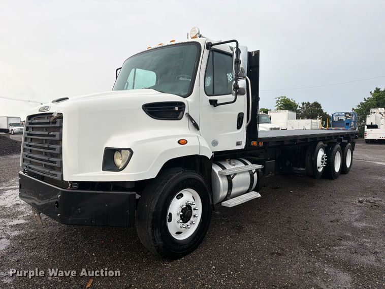 2013 Freightliner 114SD flatbed truck - EG9230
