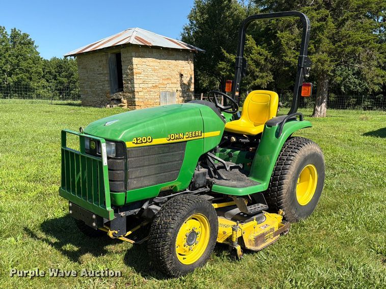1999 John Deere 4200 MFWD tractor - EO8591