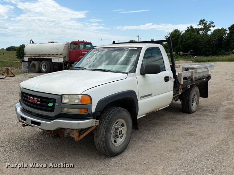 2004 GMC Sierra 2500HD flatbed pickup truck - EO8610