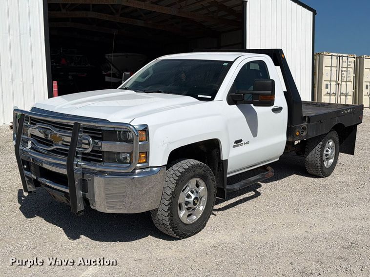 2015 Chevrolet Silverado 2500HD flatbed pickup truck - EO8636