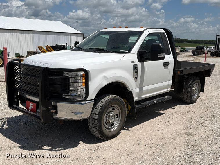 2017 Ford F250 Super Duty XL flatbed pickup truck - EO8637