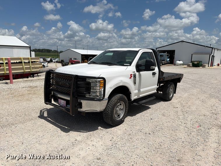 2017 Ford F250 Super Duty XL flatbed pickup truck - EO8638