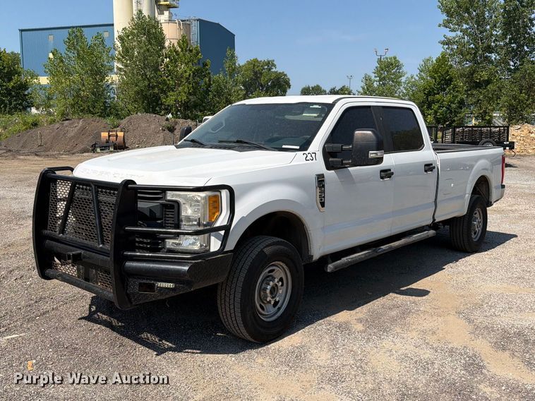 2017 Ford F-250 Crew Cab pickup truck - EO8642