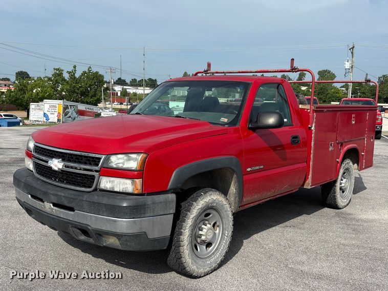 2006 Chevrolet Silverado 2500HD utility bed pickup truck - ER3170