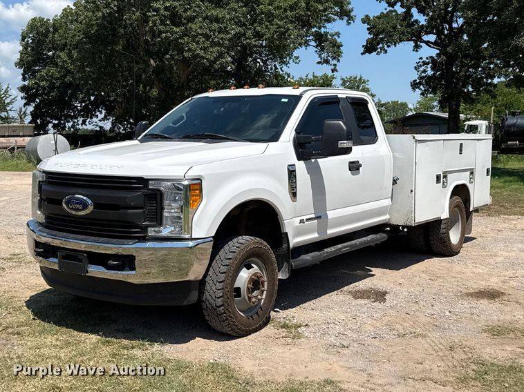 2017 Ford F350 Super Duty Ext. Cab utility bed pickup truck - ET6454