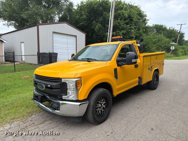 2017 Ford F350 Super Duty utility bed pickup truck - EX4036