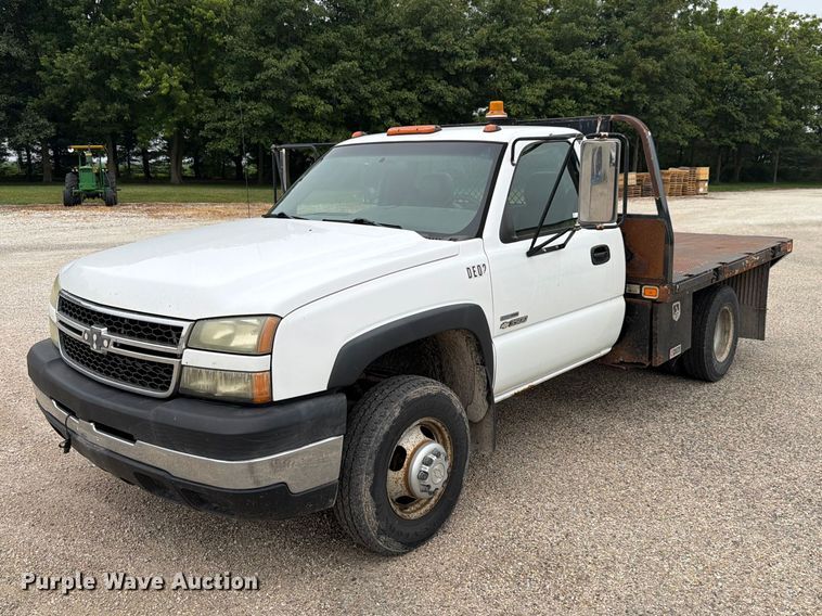2006 Chevrolet Silverado 3500 flatbed pickup truck - EX4588