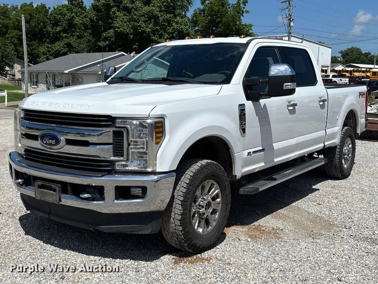 2019 Ford F250 Super Duty XLT Crew Cab pickup truck - FC1933