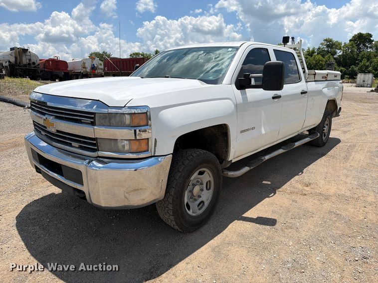 2015 Chevrolet Silverado 2500HD Crew Cab pickup truck - FI0285
