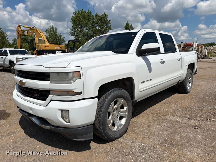 2016 Chevrolet Silverado 1500 Crew Cab pickup truck - FI0286