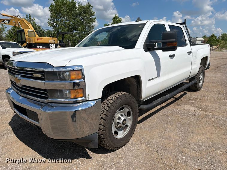 2015 Chevrolet Silverado 2500HD Crew Cab pickup truck - FI0287