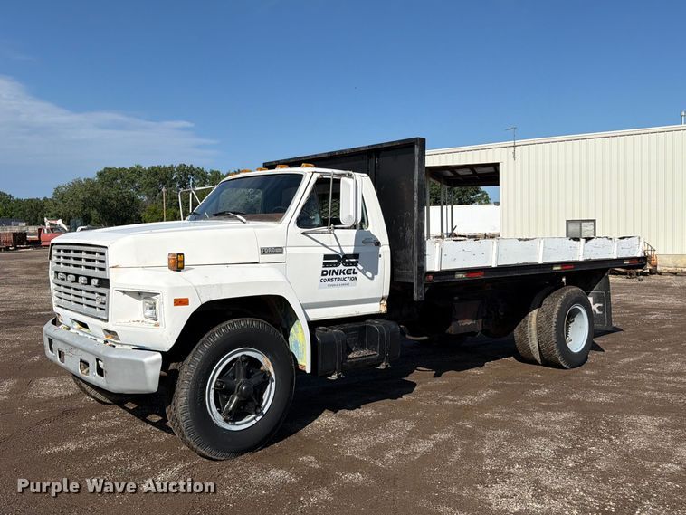 1982 Ford F700 flatbed truck - FK3012