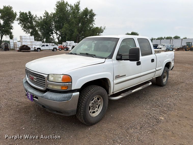2002 GMC Sierra 2500HD Crew Cab pickup truck - FM7580
