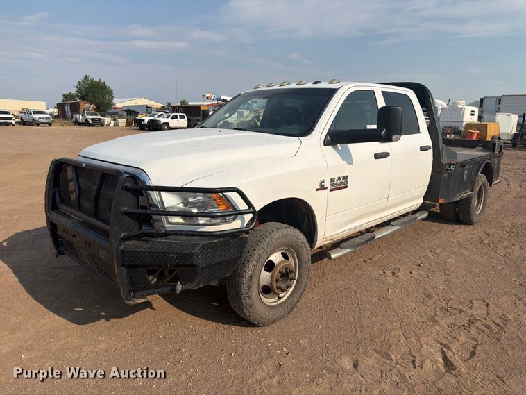 2017 RAM 3500 Crew Cab flatbed pickup truck - FM7582