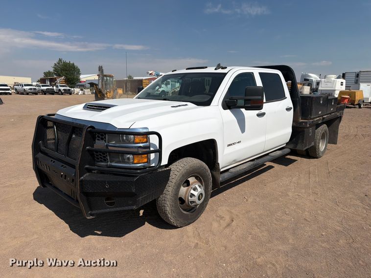 2019 Chevrolet Silverado 3500HD Crew Cab flatbed pickup truck - FM7585
