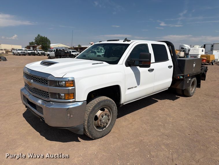 2019 Chevrolet Silverado 3500HD Crew Cab flatbed pickup truck - FM7586