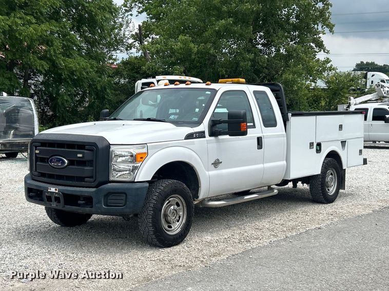2015 Ford F350 Super Duty Ext. Cab utility bed pickup truck - FT6015