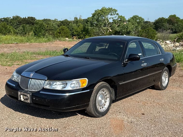 2002 Lincoln Town Car  - NK9244