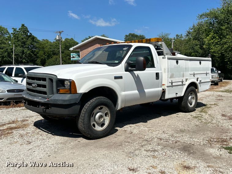 2006 Ford F350 Super Duty utility bed pickup truck - NM9839
