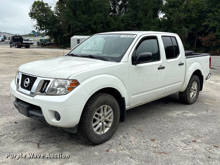 2019 Nissan Frontier Crew Cab pickup truck - YA3881