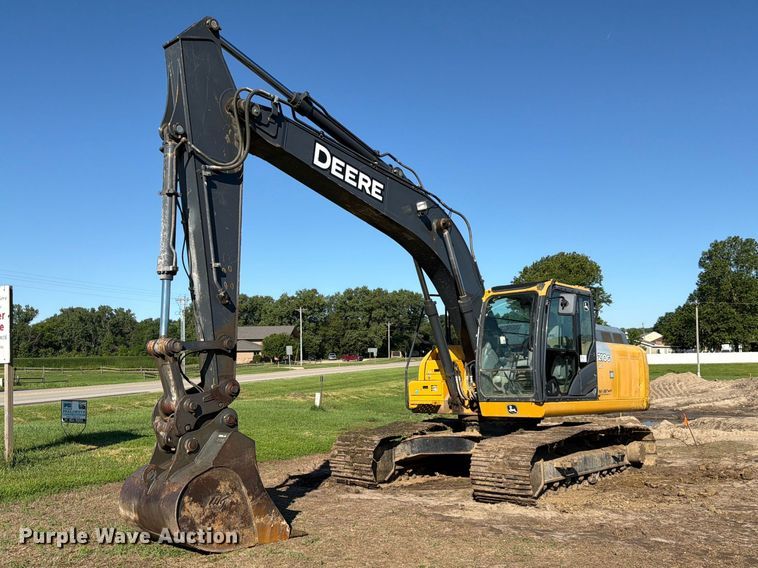 2017 John Deere 210G excavator - DQ7844